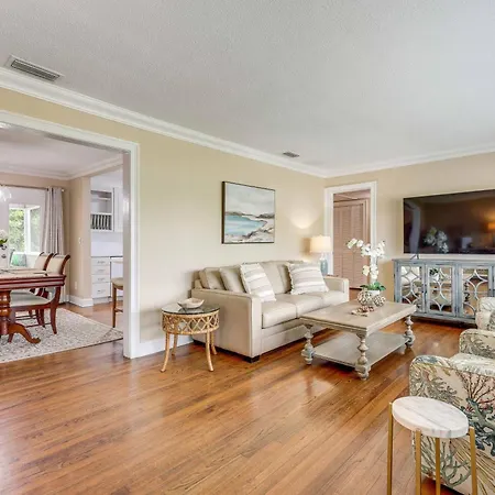 Fire Pit And Screened Porch Home In Jacksonville!